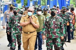 Bupati Kuningan sesaat sebelum membuka TMMD ke-111.